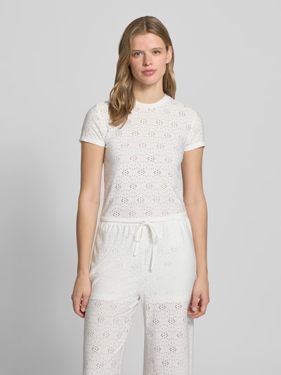 Frauenmodel trägt Relaxed Fit T-Shirt mit Ausbrenner-Effekt Modell 'SMILLA' von Only, Damen T-Shirt, Weißton, Rundhals, Kurzarm, Ganzkörperansicht von vorne.
