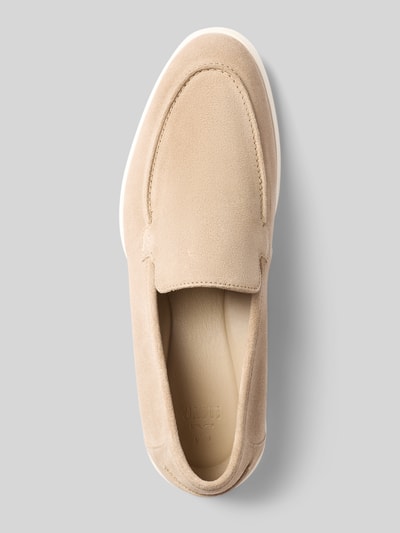 Produktfoto, Loafers mit leicht strukturierter Sohle Modell 'STRIDE FLEX' von Lloyd, beżowy zamsz, zaokrąglony nosek, widoczne przeszycia, podeszwa z lekką fakturą, wysokość obcasa 2 cm w rozmiarze 44, wysokość cholewki 7 cm w rozmiarze 44, szerokość w rozmiarze 44: 12 cm