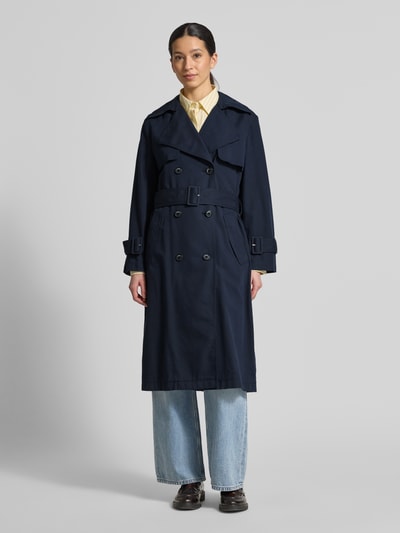 Frauenmodel trägt Regular Fit Trenchcoat aus Baumwoll-Lyocell-Mix von s.Oliver RED LABEL in Optik: Unifarben, Twill, Ganzkörperansicht von vorne.