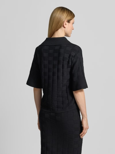 Frauenmodel trägt Regular Fit Poloshirt aus Viskose-Mix Modell 'Fapavero' von BOSS, Optik: Unifarben, Flechtoptik, Ganzkörperansicht Rückansicht.