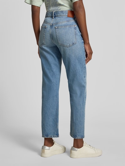 Frauenmodel trägt Jeans im 5-Pocket-Design von Anine Bing in hellblauer Farbe mit gerader Passform und verkürzter Länge, Ganzkörperansicht Rückansicht. Reine Baumwolle, Knopf- und Reißverschluss, Innenbeinlänge 72 cm, Bundweite 39 cm.