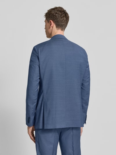 Männermodel trägt Regular Fit Anzug aus Schurwoll-Mix mit 2-Knopf-Sakko von Roy Robson in Blau, feine Textur, Ganzkörperansicht Rückansicht. Kontext: Herren Anzug, Schurwoll-Mix mit Viskose-Anteil, Regular-Fit, 2-Knopf-Sakko, Reverskragen, Pattentaschen, Anzughose mit Bügelfalten, Gesäßtaschen, Bundweite bei Größe 50 46 cm, Rückenlänge 76 cm, Schulterbreite 46 cm, Ärmellänge 67 cm, Innenbeinlänge 107 cm.