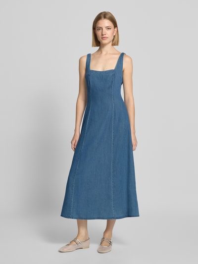 Frauenmodel trägt Midikleid in Denim-Optik mit Karree-Ausschnitt von Jake*s Casual, A-Linie, blauer Lyocell-Baumwoll-Mix, Ganzkörperansicht von vorne.