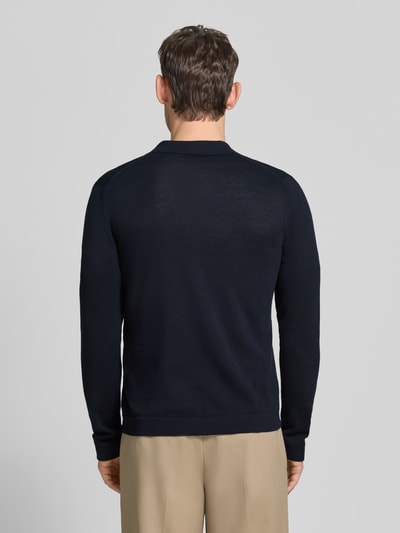 Männermodel trägt dunkelblaue Strickjacke mit Polokragen Modell 'CAMICIA IN MAGLIA' von MARKUP aus reiner Baumwolle, Slim Fit, Knopfleiste, Ganzkörperansicht Rückansicht.