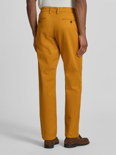 Mężczyznamodel nosi Hose mit Gesäßtaschen von Christian Berg Men, bawełniano-elastanowy miks, krój slim fit, żółty kolor, tylne kieszenie, szerokość w rozmiarze 50: 45 cm, długość wewnętrzna nogawki w rozmiarze 50: 80 cm, widok całej sylwetki z tyłu.