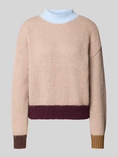 Produktfoto, Relaxed Fit Pullover mit Color-Blocking von ONLY in Beige mit weißen, braunen und bordeauxfarbenen Akzenten, Damen Pullover