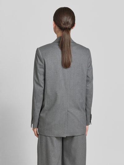 Frauenmodel trägt Relaxed Fit Blazer mit Pattentaschen Modell 'GLENDALE' von Drykorn w szarym kolorze, materiał z domieszką wiskozy, krój relaxed fit, klapy, kieszenie z patką, zapięcie na guzik, długość tyłu w rozmiarze 36: 72 cm, szerokość w rozmiarze 36: 33 cm, długość rękawa w rozmiarze 36: 60 cm, całkowity widok od tyłu