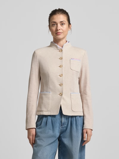 Frauenmodel trägt Slim Fit Blazer mit Stehkragen und aufgesetzten Taschen von WHITE LABEL, beige Töne, strukturierte Textur, Material-Mix mit Viskose-Anteil, Knopfleiste, Größenangaben laut Kontext, Ganzkörperansicht von vorne.