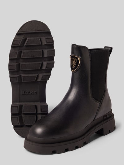 Produktfoto, Stiefel aus Leder-Mix Modell 'Kimmel' von Blauer USA, schwarze Farbe, abgerundete Form, profiliert strukturierte Sohle, Logo-Detail sichtbar, Absatz 4 cm, Schafthöhe 18 cm, Schaftweite 13 cm