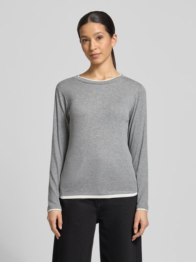 Modelka kobieca ma na sobie szary Longsleeve mit Viskosen-Anteil Modell 'ALVIN' von FREE/QUENT, dopasowany krój, okrągły dekolt, długość pleców w rozmiarze S: 57 cm, całopostaciowy widok z przodu.