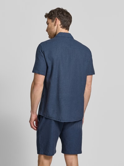 Männermodel trägt Regular Fit Freizeithemd aus Leinen-Baumwoll-Mix von MCNEAL in Dunkelblau, rechteckige Form, gladde textuur, ganzkörperansicht rückansicht, kentkraag, knoopsluiting, ruglengte maat M 74 cm, schouderbreedte 50 cm, mouwlengte 25 cm.