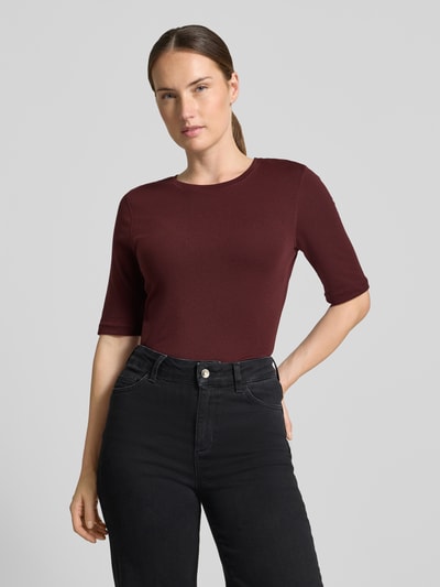 Vrouwenmodel draagt bordeauxrood slim fit t-shirt met wol, Zwart, gladde stof, Slim Fit T-Shirt met Woll-Anteil model 'Sorela' van OPUS, Dames t-shirt, Ganzlichaamsaanzicht van voren