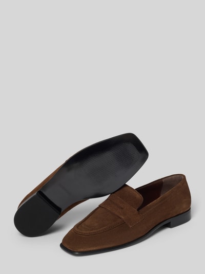 Produktfoto, Loafers aus Leder mit Zierriegel Modell 'Zaha' von ALOHAS in Braun, leicht abgerundete Form, strukturierte Sohle, Ledertextur
