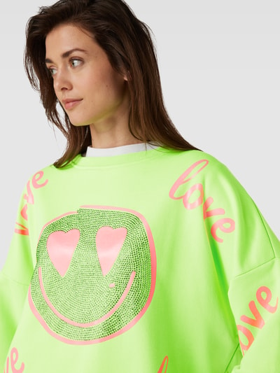 miss goodlife Sweatshirt mit Ziersteinbesatz Modell 'LOVE HEARTFACE' Neon Gruen 3