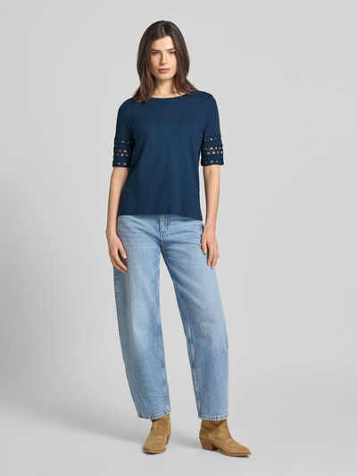 Vrouwenmodel draagt Regular fit T-shirt uit zuivere katoen model 'IVACY' van Vero Moda, effen, rondhals, korte mouw, vooraanzicht full-body.