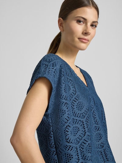 Kobiece model nosi damski t-shirt Boxy Fit T-Shirt mit semitransparentem Besatz Modell 'IRIS' od Vero Moda, efekt: jednolity kolor, wzór: abstrakcyjny, półprzezroczysty materiał, dekolt w serek, bez rękawów, dzianina ażurowa, stretch; zbliżenie na górną część ciała z przodu.