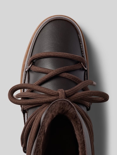 Produktfoto, Boots mit Logo-Detail von INUIKII in Braun, abgerundete Passform, Schnürverschluss, leicht profilierte Sohle, Detailaufnahme