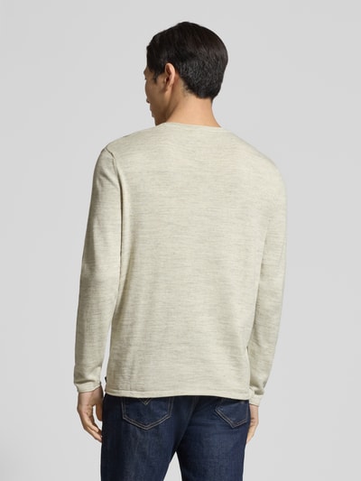 Männermodel trägt Regular Fit Strickpullover aus Baumwoll-Mix Modell Space dye von Tom Tailor, meliert, Rundhals, Rückansicht Ganzkörperansicht.