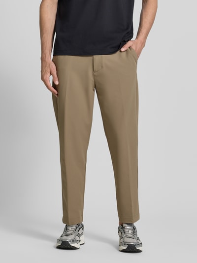 Männermodel trägt Tapered Fit Anzughose aus bügelleichtem Material Modell 'T_CONVERT' von BOSS Green, Unifarben, Regular-Fit, Cropped, Bügelfalten, Tunnelzug, seitliche Eingrifftaschen, Vier-Wege-Stretch, Schnelltrocknend, integriertes Kartenetui; Ganzkörperansicht von vorne.
