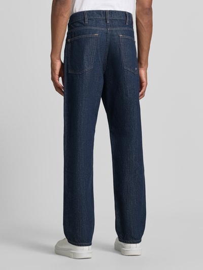 Männermodel trägt Wide Fit Jeans aus reiner Baumwolle von Paul Smith in Dunkelblau mit 5-Pocket-Design, Ganzkörperansicht Rückansicht.