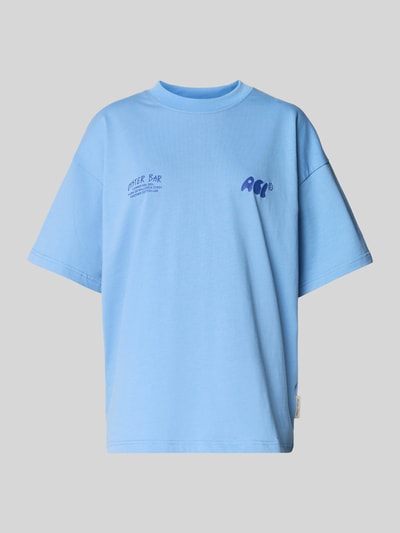 Produktfoto, t-shirt damski z bawełny o kroju relaxed fit model 'Oyster Bar' z nadrukiem z logo od ANOTHER COTTON LAB, okrągły dekolt, długość tyłu w rozmiarze S: 61 cm, jasnoniebieski, miękka tekstura