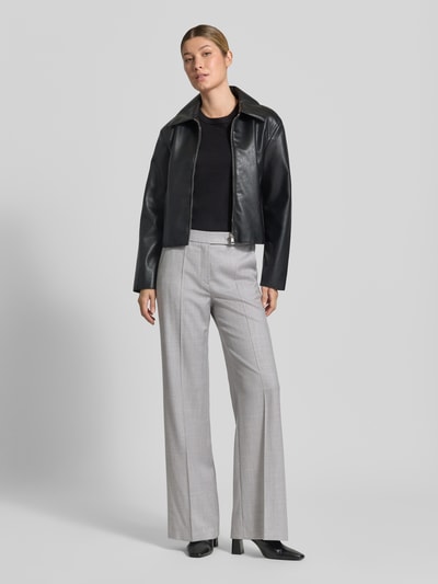 Frauenmodel trägt Stoffhose aus Schurwolle-Mix mit Bügelfalte von windsor., hellgrau, Wide Fit, schwarze Jacke, Ganzkörperansicht von vorne.