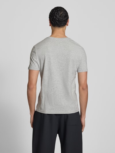 Männermodel trägt Basic Slim Fit T-Shirt mit Flock-Logo auf der Brust von REVIEW aus Baumwoll-Viskose-Mix, Ganzkörperansicht Rückansicht.