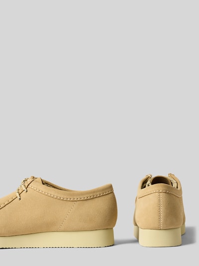 Produktfoto, sandfarbener Loafer mit Statement-Prägung Modell 'Wallabee' von Clarks, strukturierte Sohle, Ziernähte, abgerundete Form.