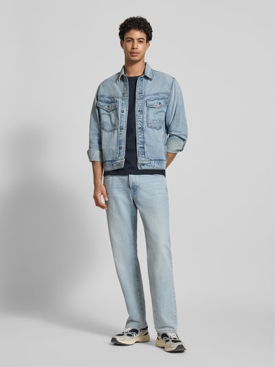 Mannenmodel draagt Regular Fit T-shirt met structuurpatroon van G-Star Raw, heren T-shirt met ronde hals, logoprint, ruglengte bij maat M 71 cm, lichtblauw. Volledige lichaamsaanzicht van voren.