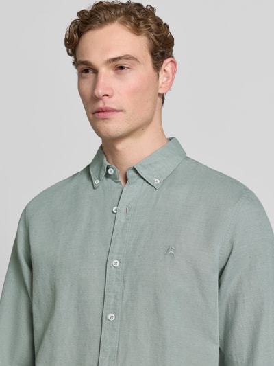 Männermodel trägt Regular Fit Freizeithemd aus Leinen-Baumwoll-Mix von Lerros in Hellgrün, Button-Down-Kragen, Knopfleiste, Nahaufnahme Oberkörper, Rückenlänge 75 cm, Schulterbreite 43 cm, Ärmellänge 69 cm, Größe M.