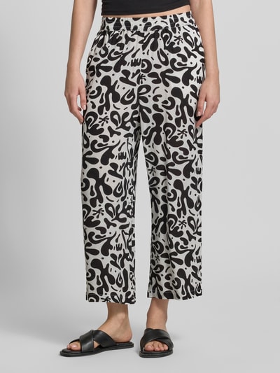 Frauenmodel trägt Weite HOSE aus reiner Viskose Modell 'BARRI' von Pieces, Optik:Allover-Muster, grafisch, Wide-Leg, 3/4-Länge, seitliche Eingrifftaschen, Bundabschluss: elastisch, Material: reine Viskose, Nahaufnahme Unterkörper, Ganzkörperansicht von vorne.