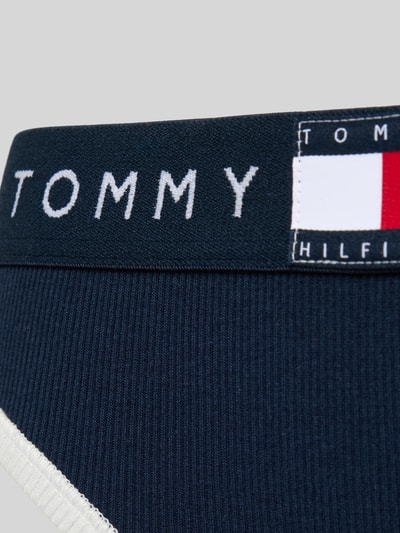 Produktfoto, String aus Baumwoll-Mix von TOMMY HILFIGER in Two-Tone-Optik mit Label-Patch, elastischem Logo-Bund und Feinripp-Struktur.