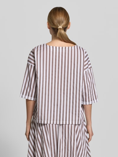 Frauenmodel trägt Relaxed Fit Bluse mit U-Boot-Ausschnitt von Rich & Royal, braun-weiß gestreift, Reine Baumwolle, Halbarm, Rückenlänge 57 cm, Ganzkörperansicht Rückansicht.