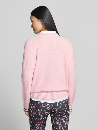 Männermodel trägt Regular Fit Cardigan aus mieszanka bawełny w Imitacja dzianiny, okrągły dekolt, listwa guzikowa od Marc Cain, Długość tyłu w rozmiarze 36: 56 cm, Długość rękawów w rozmiarze 36: 62 cm, Ganzkörperansicht Rückansicht