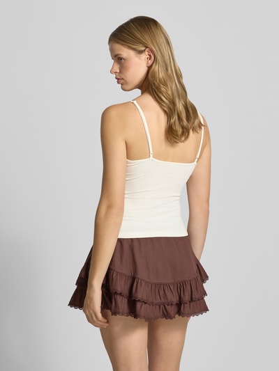 Frauenmodel trägt Slim Fit Trägertop aus Baumwoll-Mix Modell 'KISS' von Only, cremefarben, Damen Trägertop, Ganzkörperansicht Rückansicht.