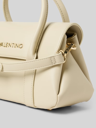 Produktfoto, Handtasche mit Label-Applikation von VALENTINO BAGS in Creme mit Überschlag, Magnetverschluss, Reißverschluss, Tragehenkel, abnehmbarem Schulterriemen, Breite 28 cm, Länge 16 cm, Tiefe 12 cm, Riemenlänge 125 cm, glatte Struktur und goldfarbene Details
