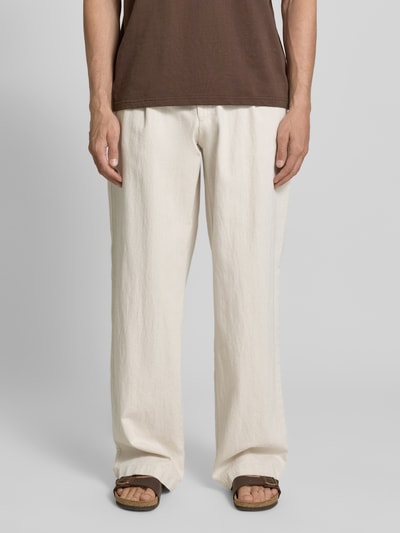 Männermodel trägt Hose mit Eingrifftaschen und elastischem Bund von bugatti in Beige, Baumwoll-Mix mit Leinen-Anteil, Regular Fit, Nahaufnahme Oberkörper.