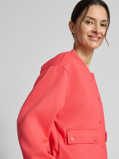 Frauenmodel trägt Regular Fit Jacke mit Viskose-Anteil Modell 'Kate' von ICHI in kräftigem Pink mit Pattentaschen, Nahaufnahme Oberkörper.