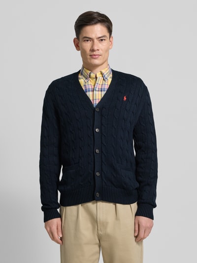 Männermodel trägt Strickjacke mit Knopfleiste von Polo Ralph Lauren in Dunkelblau, Reine Baumwolle, Regular-Fit, Eingrifftaschen, V-Ausschnitt, Ganzkörperansicht von vorne.