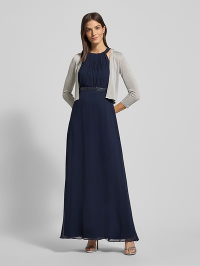 Frauenmodel trägt Bolero mit 3/4-Ärmel von Jake*s Cocktail aus Viskose-Mix, Slim-Fit, Gerippte-Abschlüsse, Rückenlänge 36 cm, Ganzkörperansicht von vorne.