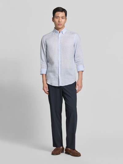 Männermodel trägt Regular Fit Leinenhemd mit Button-Down-Kragen von Christian Berg Men im Allover-Look, dezentes Karo, Ganzkörperansicht von vorne. Rückenlänge 78 cm, Schulterbreite 45 cm, Ärmellänge 65 cm, reines Leinen, Herren Business-Hemd.