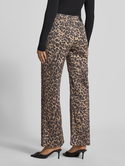 Frauenmodel trägt Wide Leg Jeans aus Baumwoll-Mix Modell 'ZOE SARAH' von JJXX im Leopardenmuster; Ganzkörperansicht Rückansicht. Damen Jeans von JJXX, Baumwoll-Elasthan-Mix, Wide Leg, Knopf- und Reißverschluss, 5-Pocket-Design, Bundweite bei Größe S/32: 36 cm, Innenbeinlänge bei Größe S/32: 78 cm.