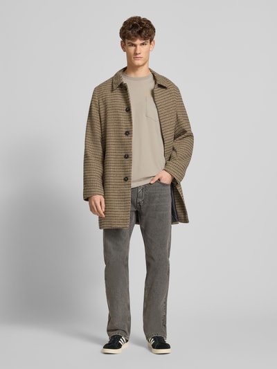 Männermodel trägt Longsleeve mit Brusttasche und Label-Detail von Carhartt Work In Progress, beige, Baumwolle, Regular Fit, Ganzkörperansicht von vorne.
