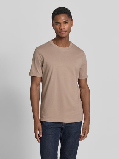 Männermodel trägt Regular Fit T-Shirt aus reiner Baumwolle von s.Oliver RED LABEL in Optik: Unifarben, Jersey, Ganzkörperansicht von vorne.