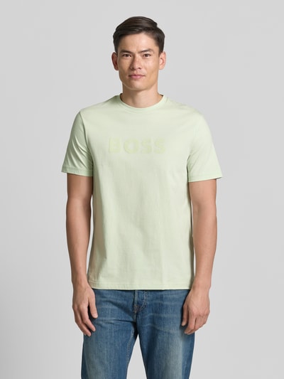 Mannenmodel draagt Regular Fit T-shirt uit puur katoen model 'TE_LOGO' van BOSS Orange, look: effen, logoprint, ronde hals, korte mouw, materiaal: puur katoen, geheellichaamsaanzicht van voren.