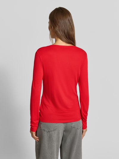 Frauenmodel trägt Longsleeve in semi-transparenter Optik von MYON aus Lyocell-Mix mit Woll-Anteil, tailliert, Rückansicht, Ganzkörperansicht.