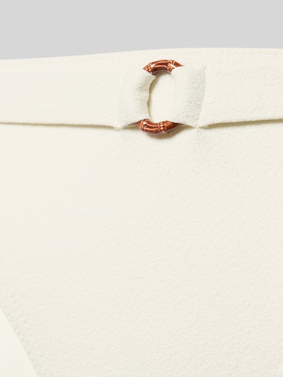 Frauenmodel trägt Bikini-Slip mit Label-Detail Modell 'DITA' von Banana Moon in Offwhite, Material-Mix mit Stretch-Anteil, Detailaufnahme.