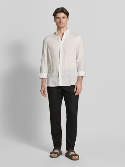 Męski model ma na sobie Regular Fit Leinenhose aus Leinen-Mix Modell 'Sanderson-L-3' od BOSS, czarna tkanina, krój regular fit, gładka struktura, szlufki, boczne kieszenie, widok całej sylwetki z przodu.