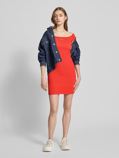 Tommy Jeans Sukienka tuba mini o kroju slim fit z dekoltem carmen Koralowy 1