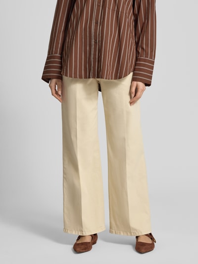 Vrouwenmodel draagt Wide Leg Jeans aus Baumwoll-Mix van s.Oliver RED LABEL in uni beige denim met high waist, 5-pocket, labelknop, detailopname onderlichaam.